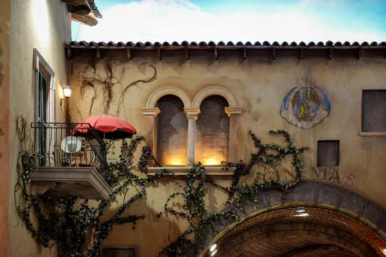 a room with archways, an arch, and decorations on the walls