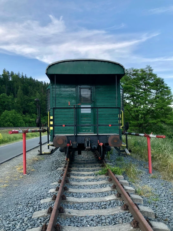 this is a train sitting on train tracks