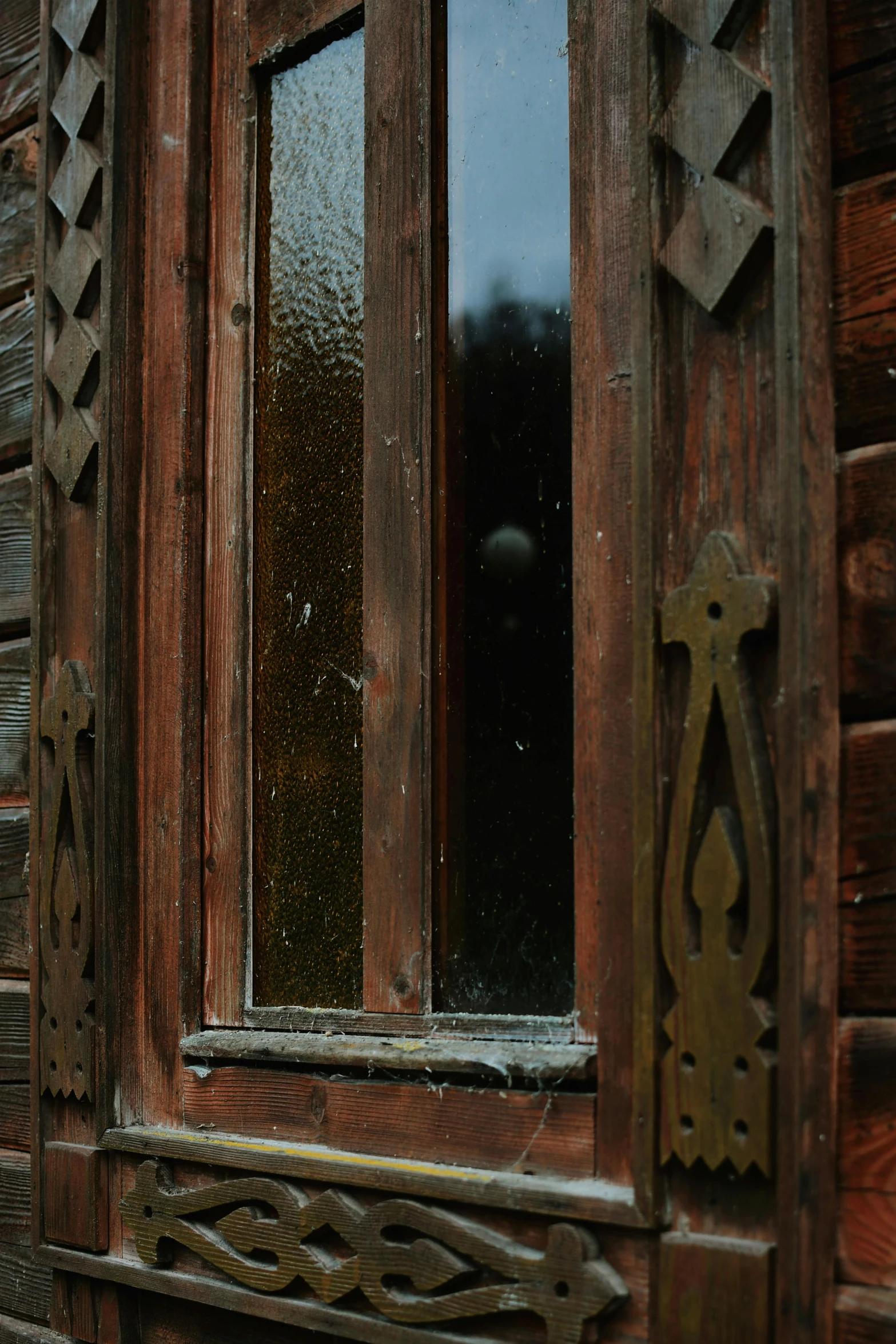 the wooden frame of an old building with metal decoration