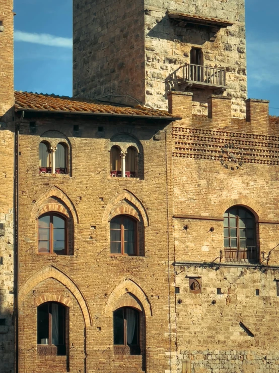 some windows are above the brown bricks