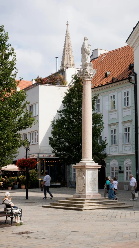 a white building is surrounded by tall pillars