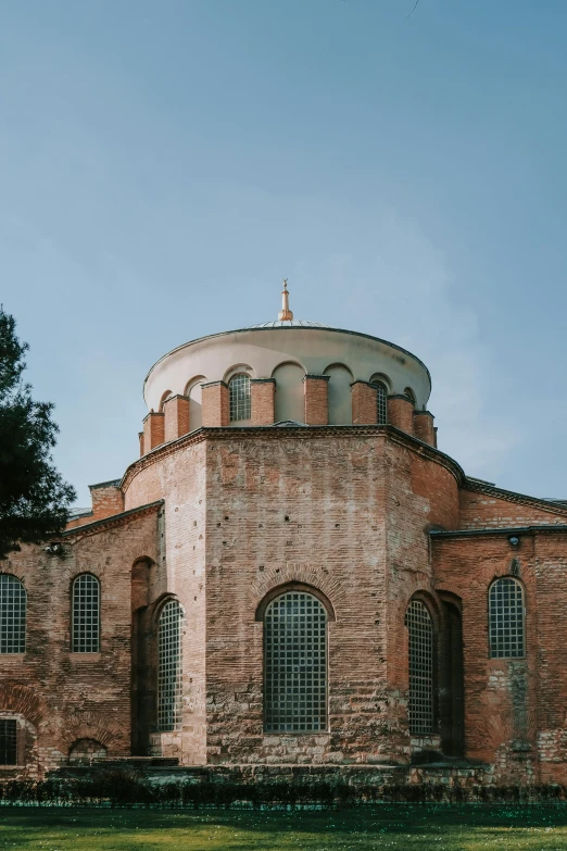 an image of a building that looks old