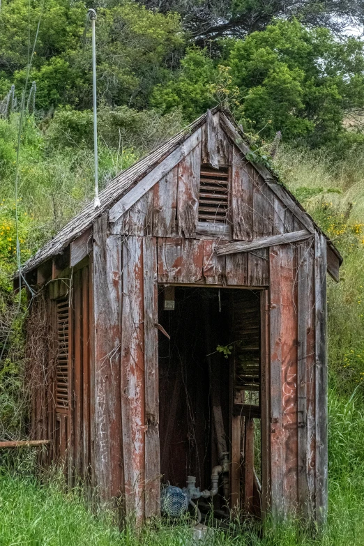 an old barn that has its doors open