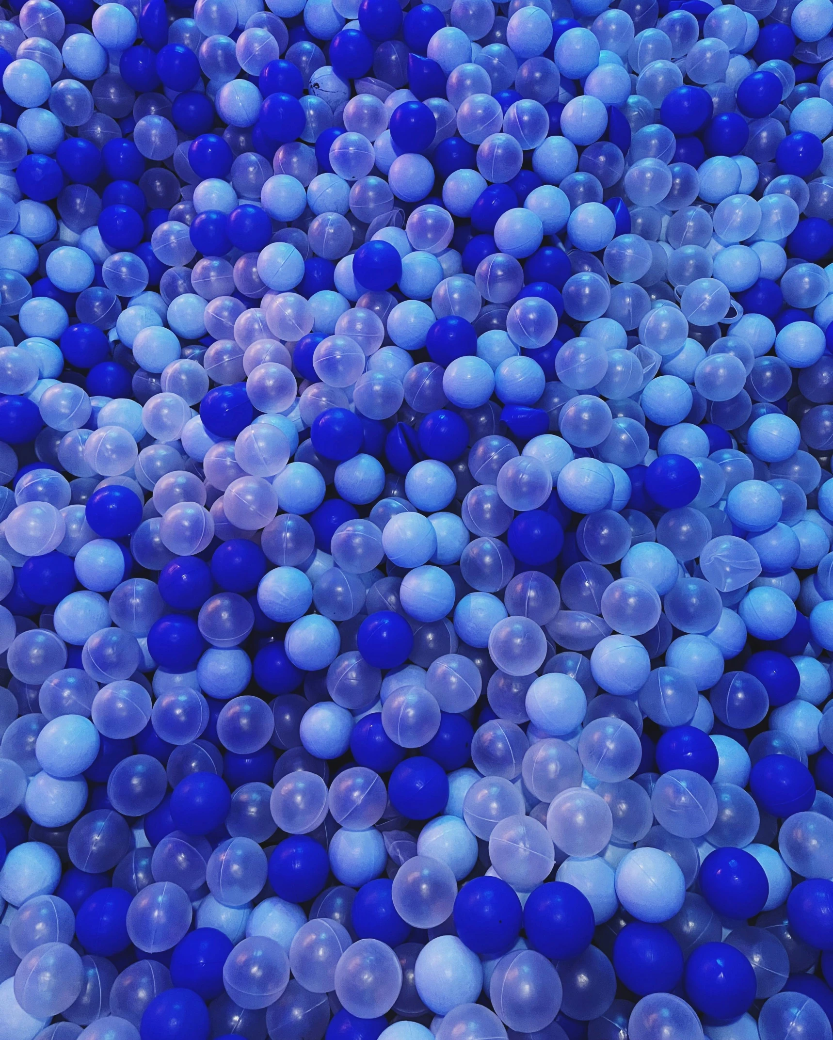 many blue and white balloons all lined up in the shape of a number