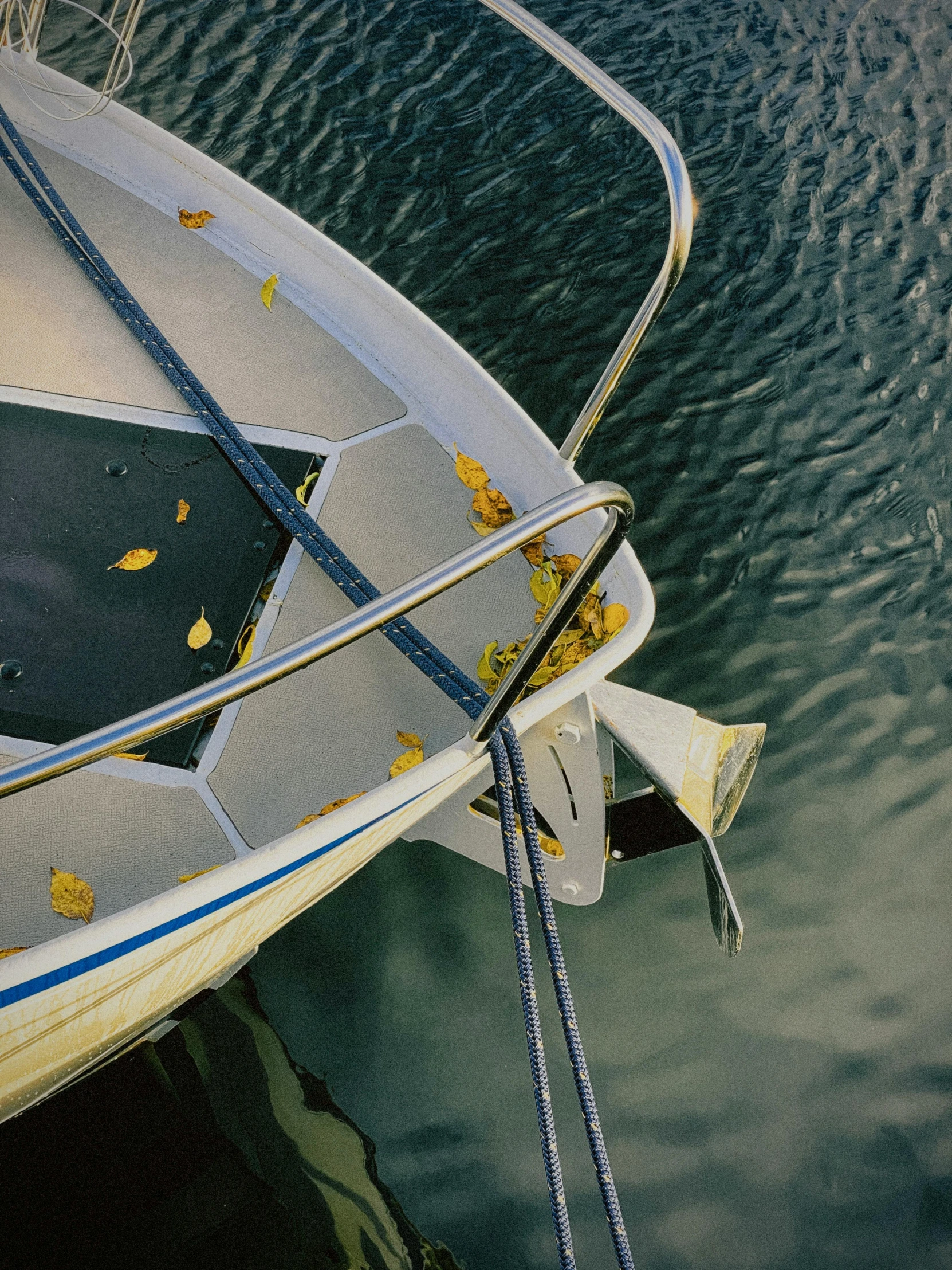 a boat is in the water with its bow extended