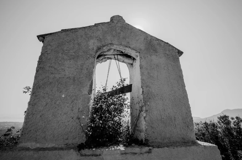 an old building sitting in the dirt near trees