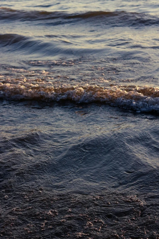 an ocean view with waves coming towards shore