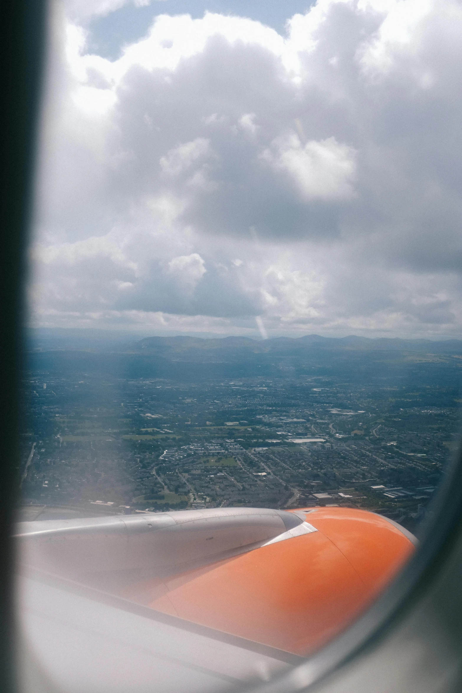 an image of the outside of an airplane window