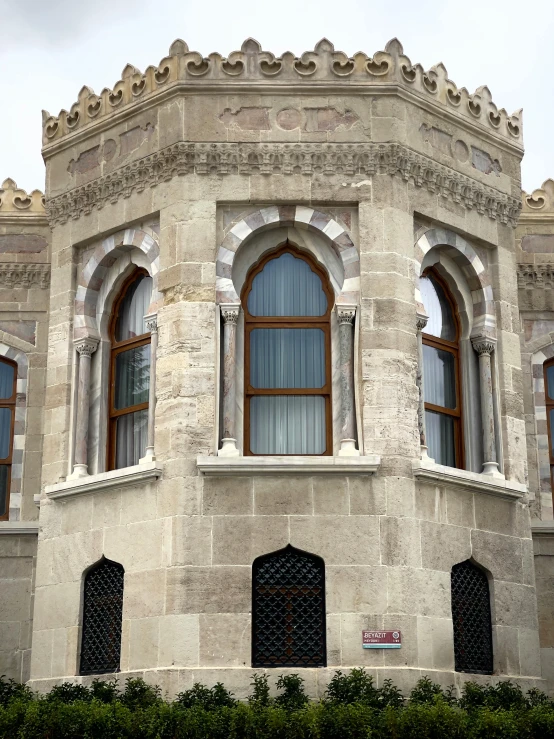 a corner view of a building with some windows on each corner