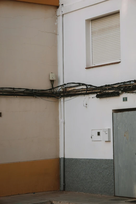 an image of electric wire hanging off of a building