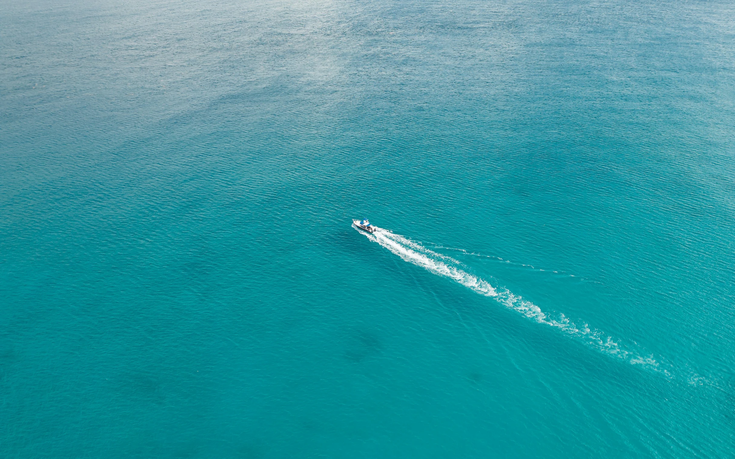 a boat in the ocean that is pulling out of the water