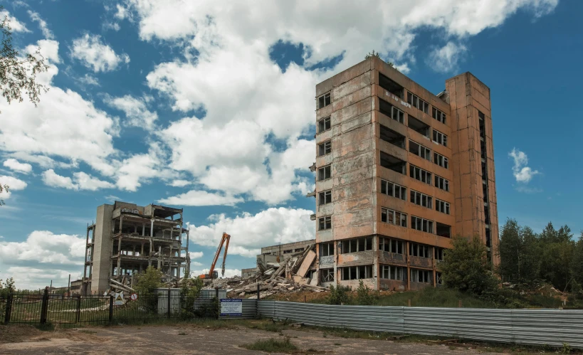 a building is standing in the midst of the blue cloudy sky