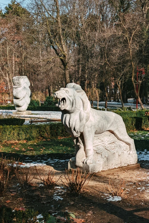 there are statues of lions at this park