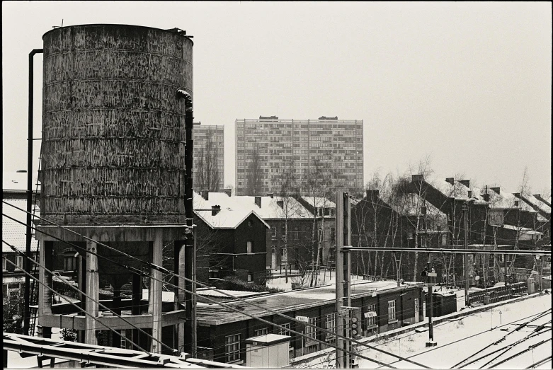 there are many buildings next to the tracks in this picture