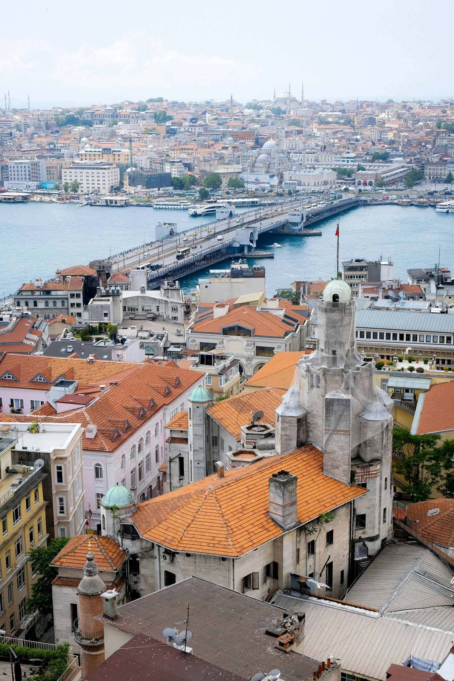 a city with very many buildings and orange tiled roofs