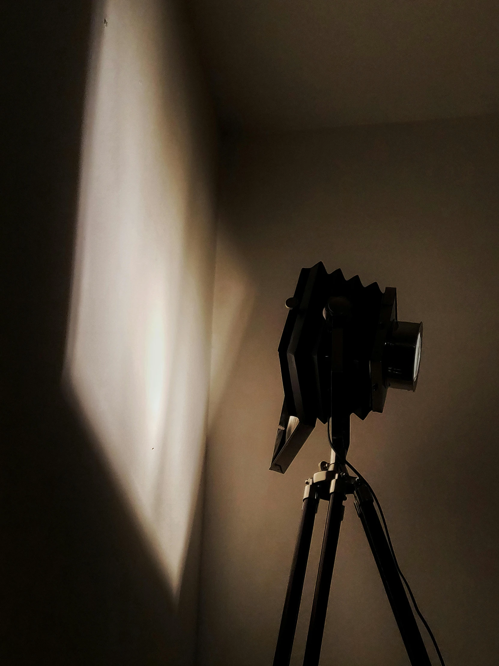 a light that is on top of a tripod