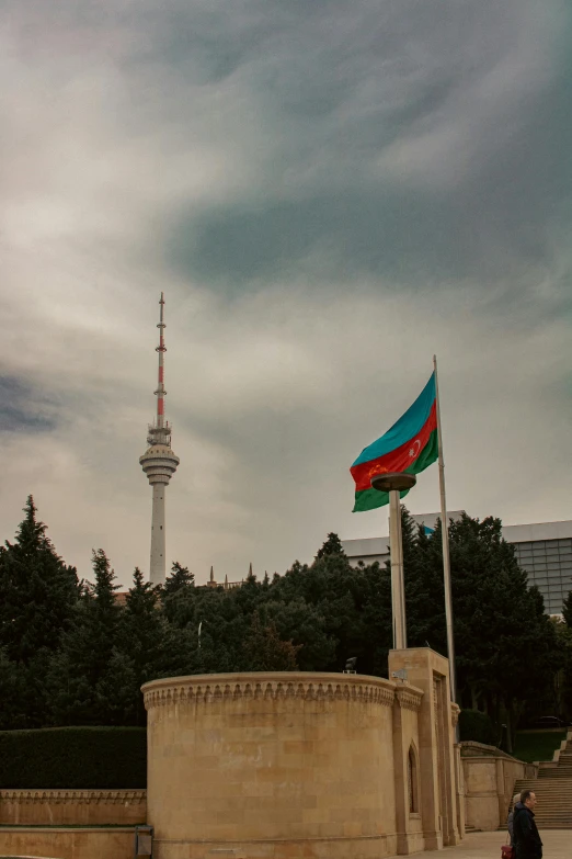 a picture of the flag and the monument