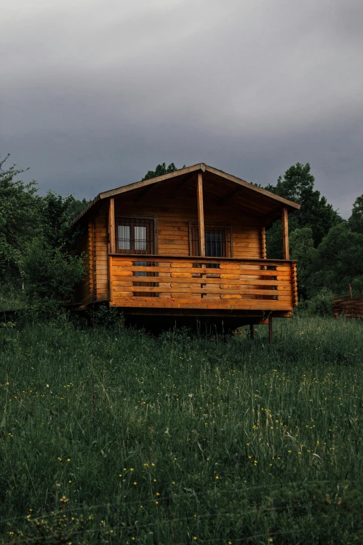 a small cabin in the middle of the woods