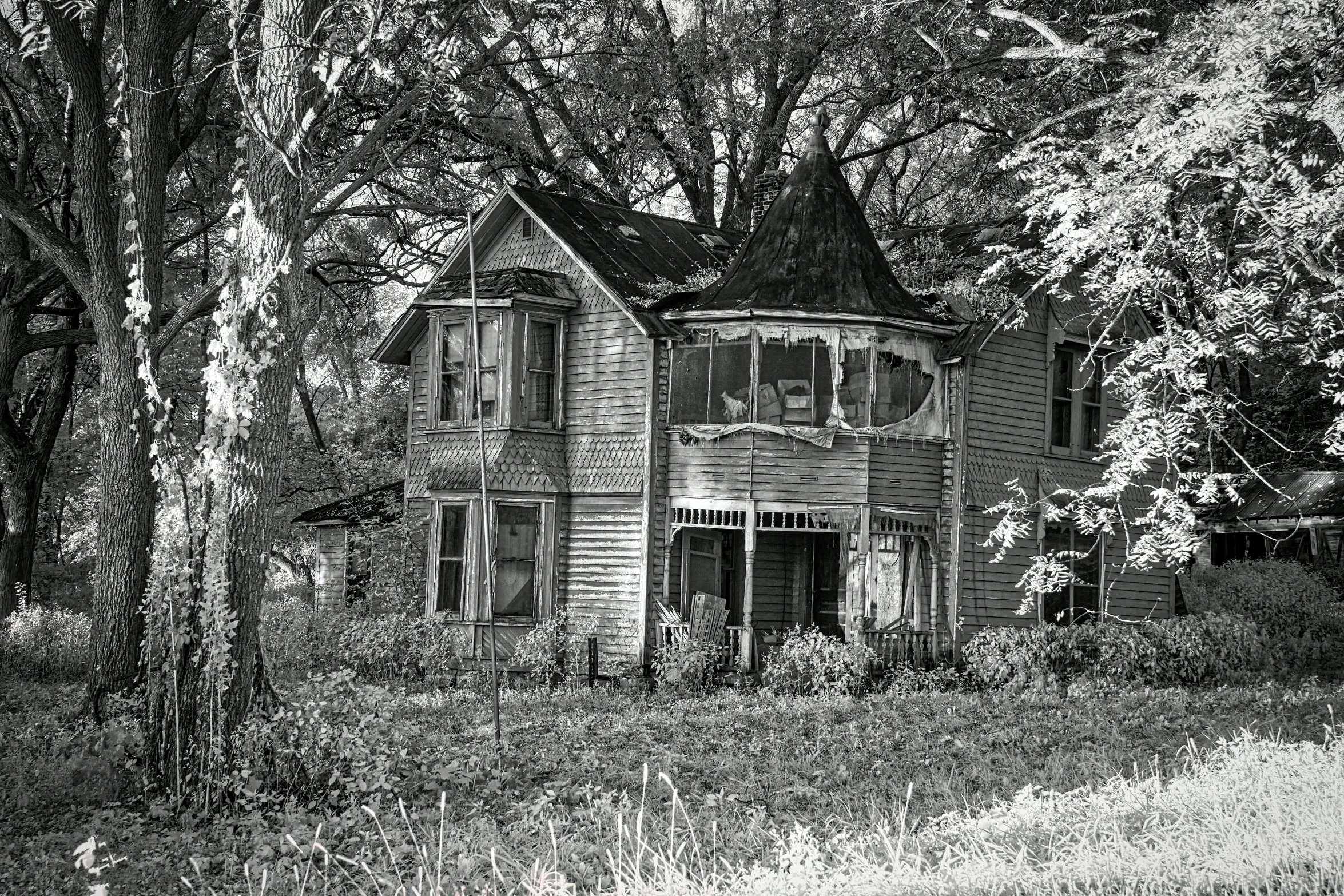 the black and white po shows an old house