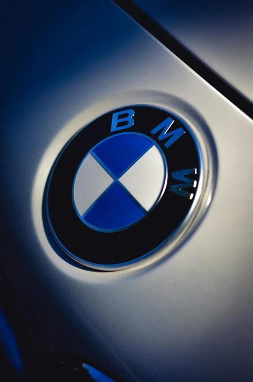 the emblem of a car is shown in this image