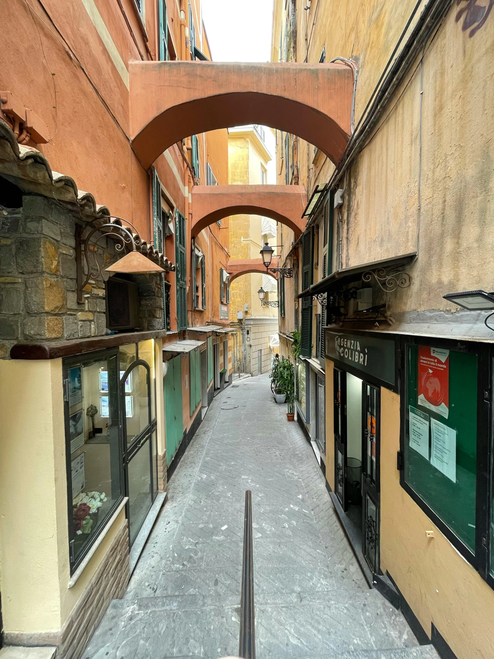 an archway is shown over a narrow alley way