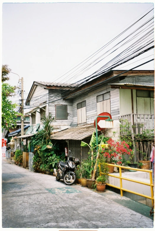 a motorcycle is parked in front of some houses