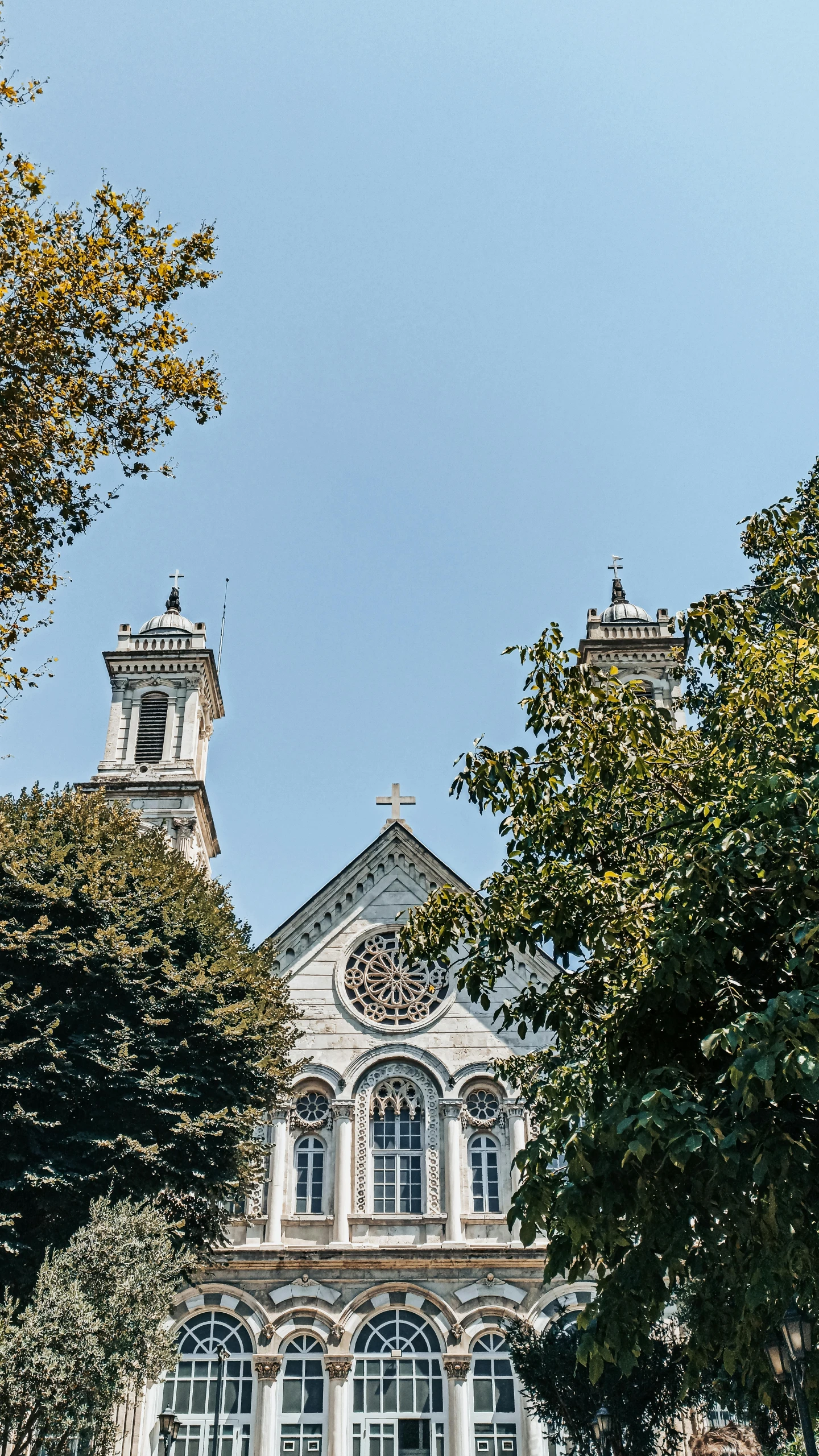 a large building is in front of some trees