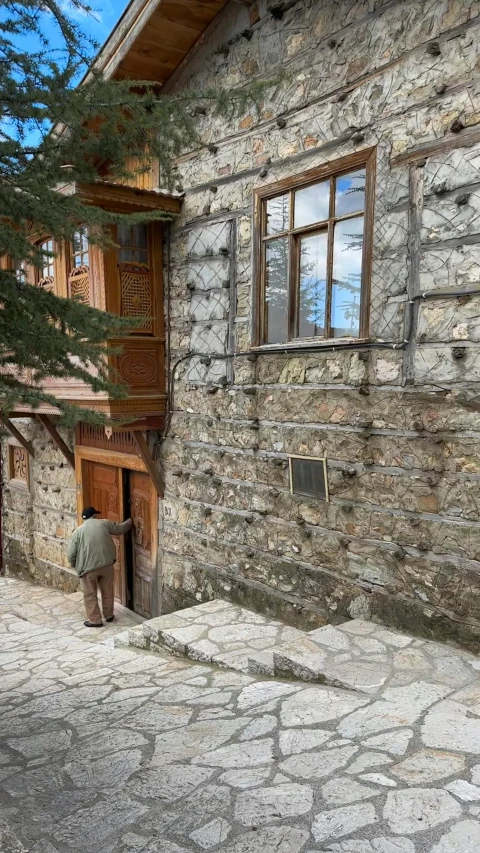 a person is standing outside a building next to a street