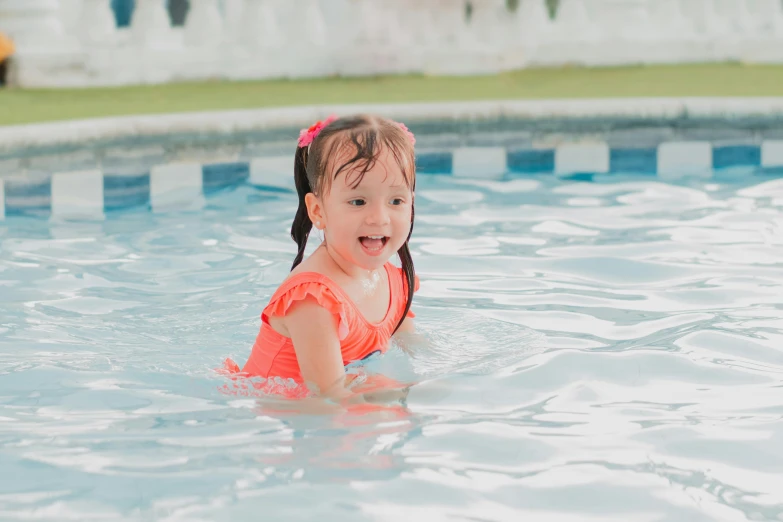 the girl in the pool is learning how to swim