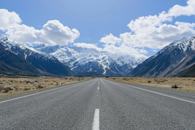 this is a po of a road that leads to the mountains