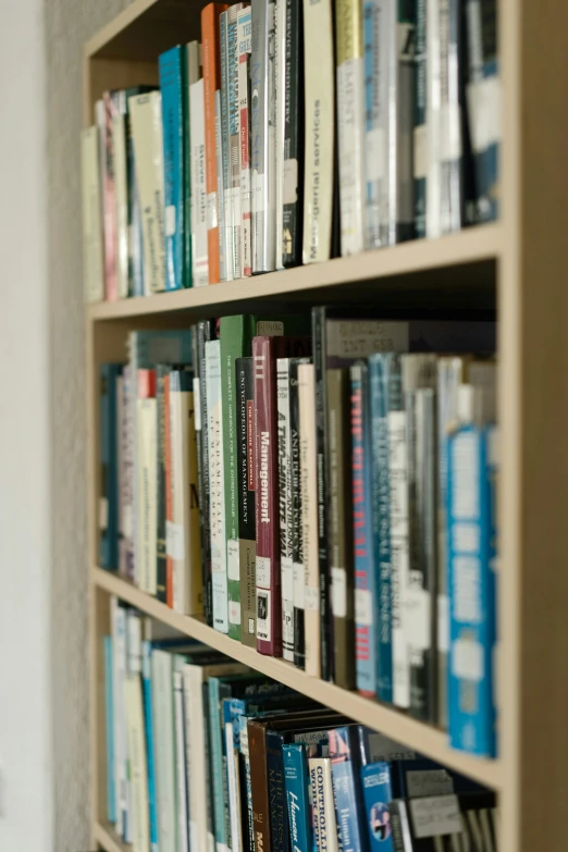 a book shelf filled with many books in a liry