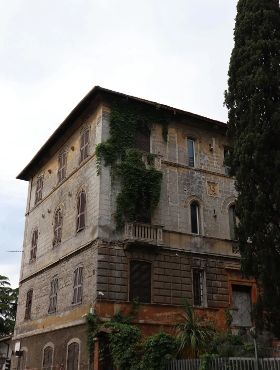 an old building that is very overgrown and overgrown