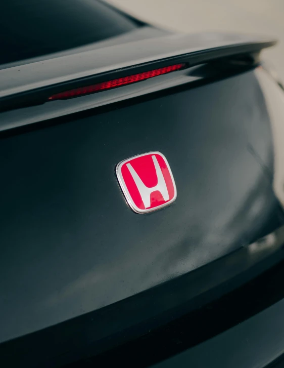 the front bumper emblem on the front of a black car