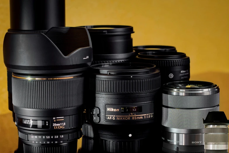 various camera lens sitting together on a table