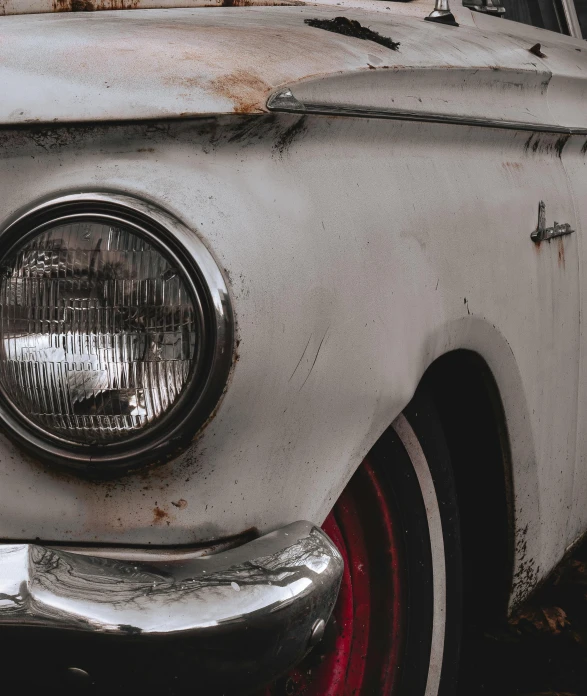 an old car is shown with rust on the fender