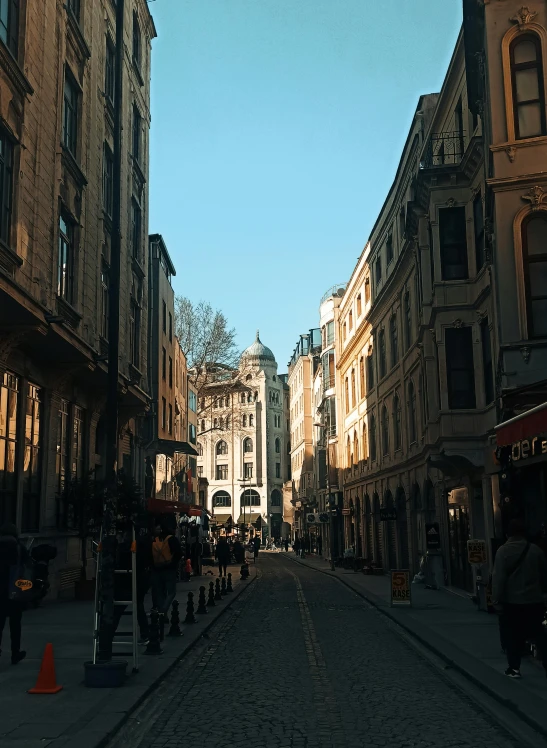 the sun shines through the buildings on this street