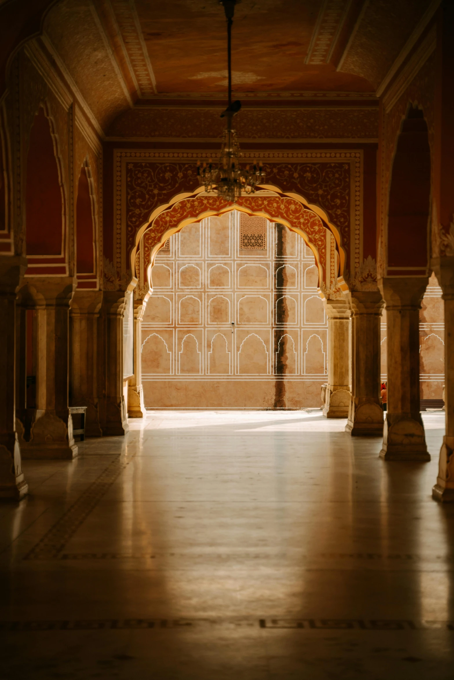 the light shines through a window in an arched building