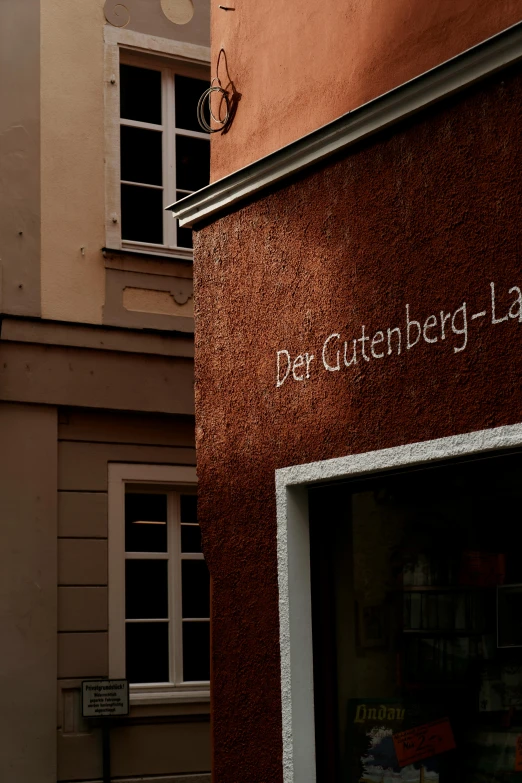 a building with a small sign that reads per gutterberg - la