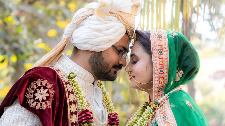 the newlywed couple is posing for pictures