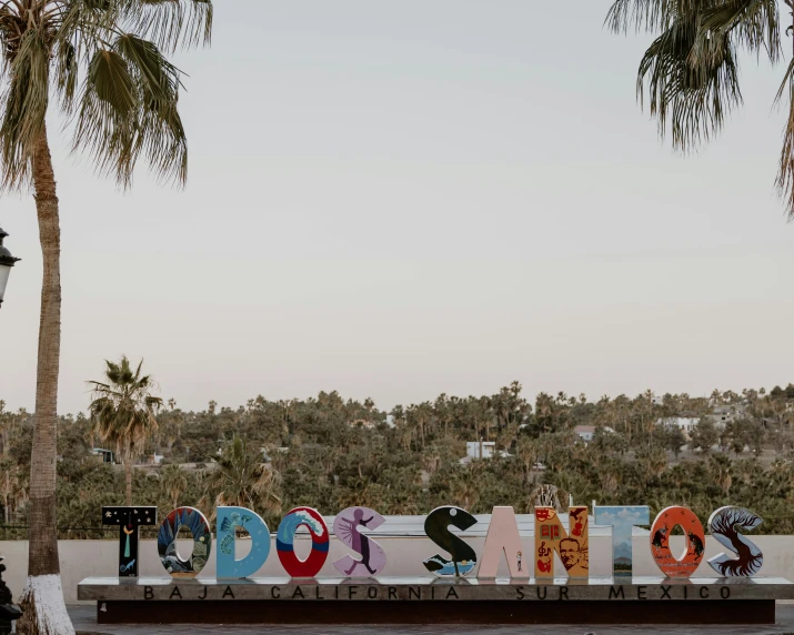 a sign in the middle of a walkway that says hollywood