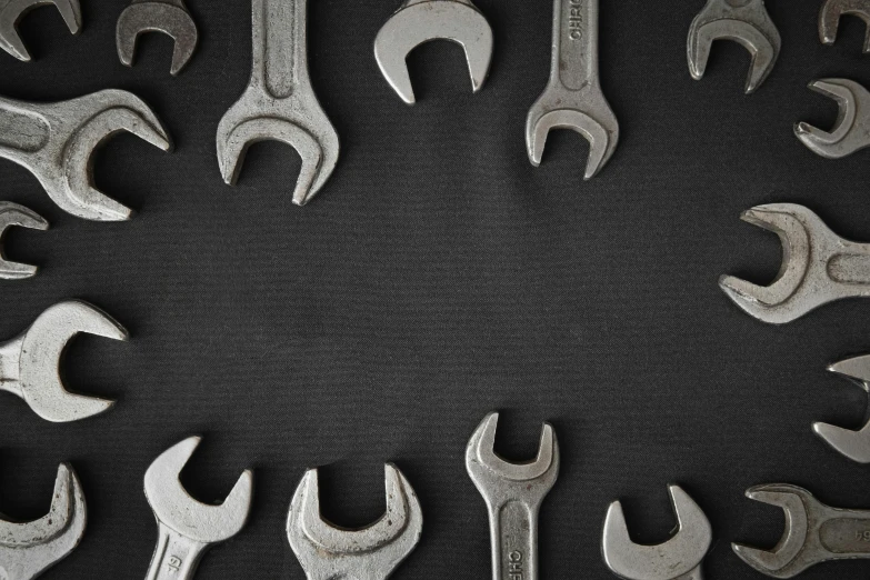 a bunch of different wrench's in one circle