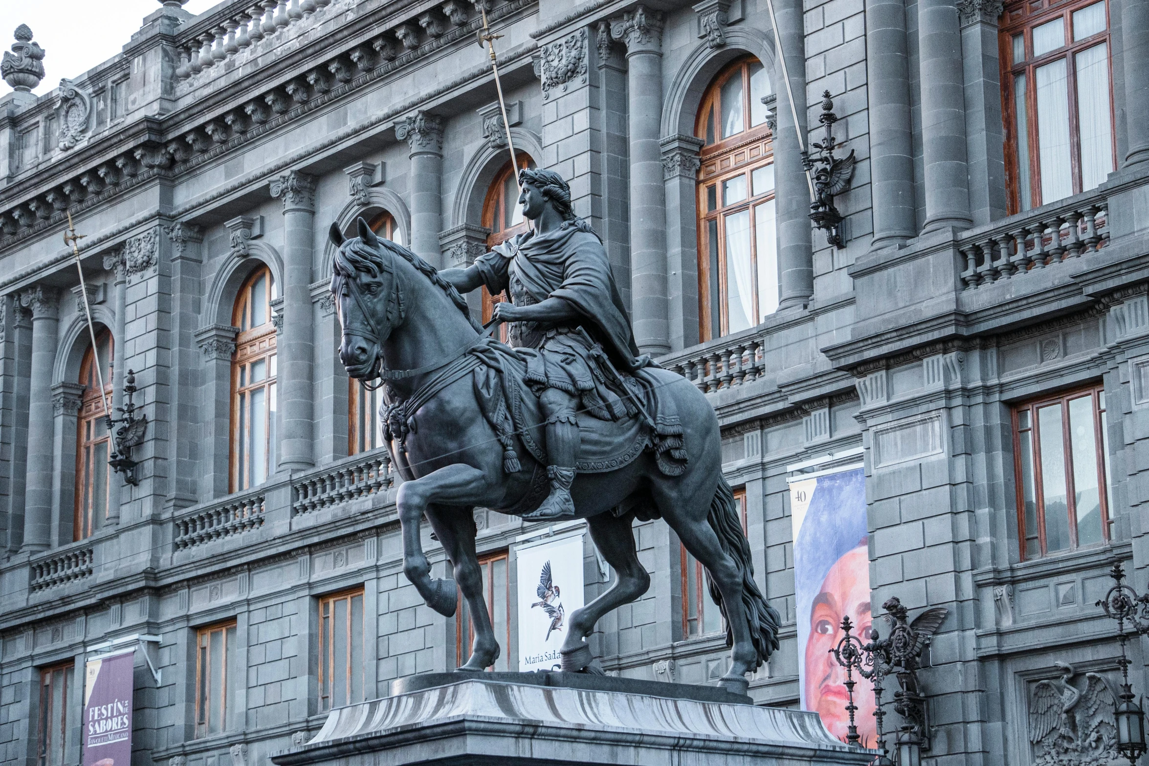 there is a statue of a man on top of a horse