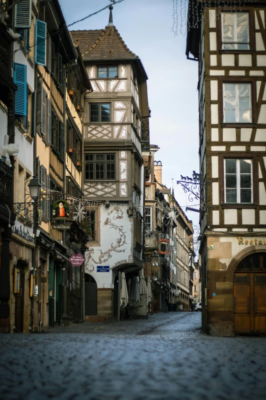 there are many old buildings along the sidewalk