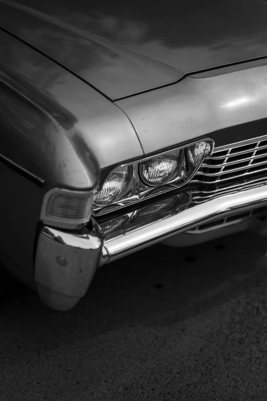 the front end of an old vintage car with no wheel on it