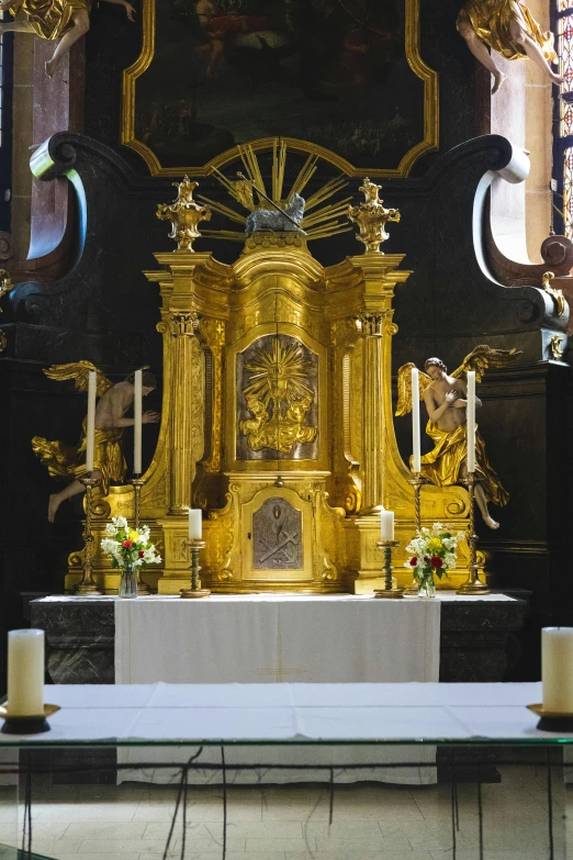 a large gold alter is shown in front of a decorated wall