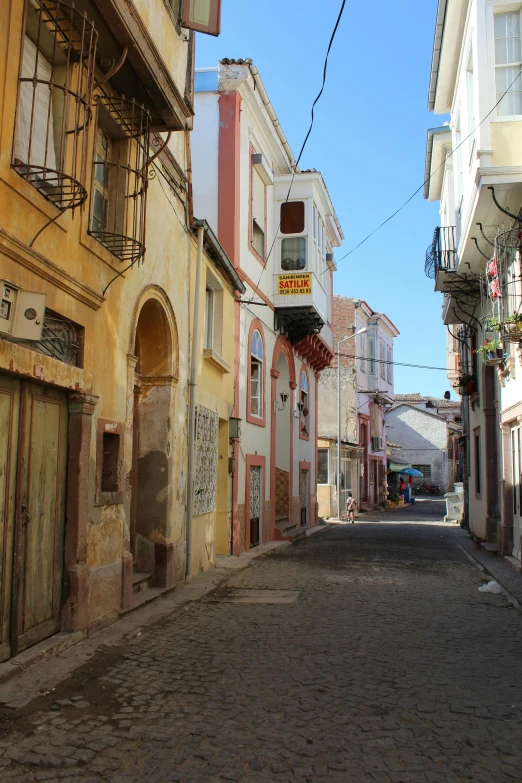 an alley way with buildings that are painted in different shades