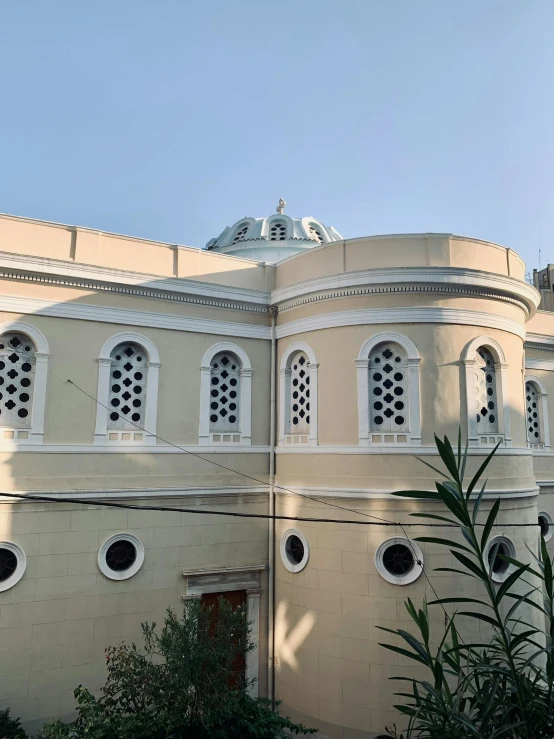 a very pretty old house that has circular windows