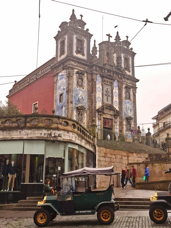 there are old buildings with many details on it