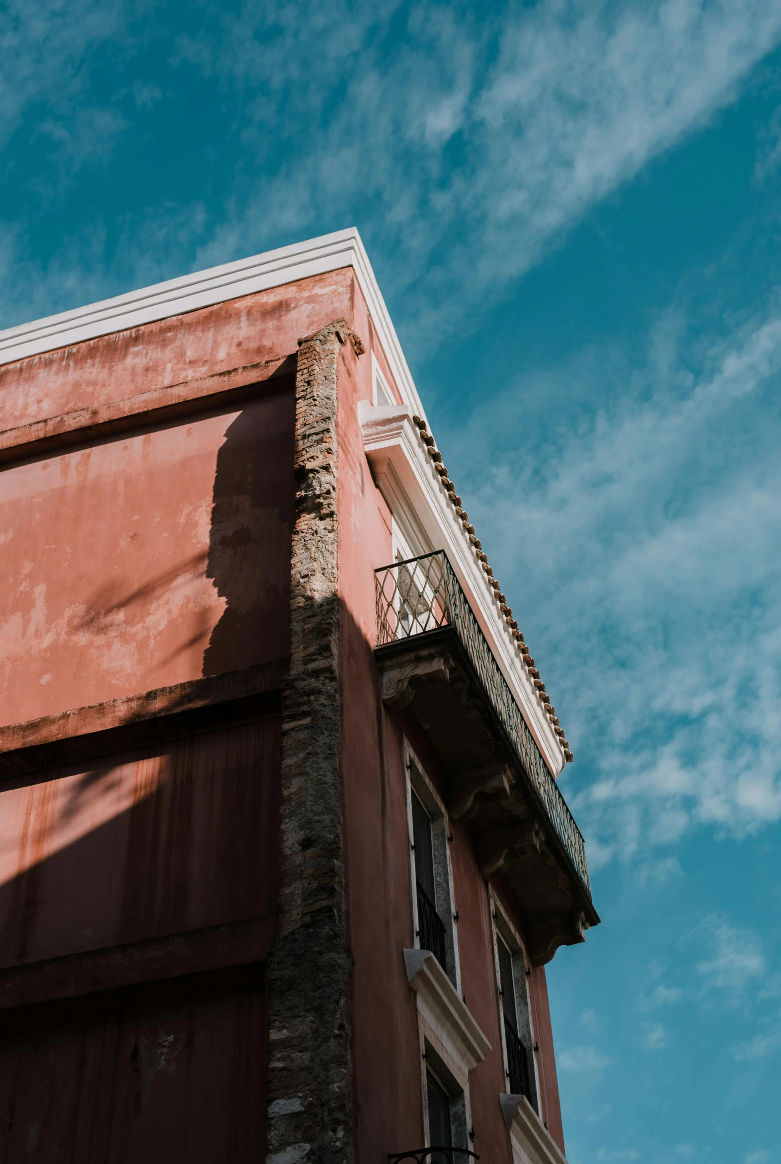 a building that has an balcony and balcony on the side