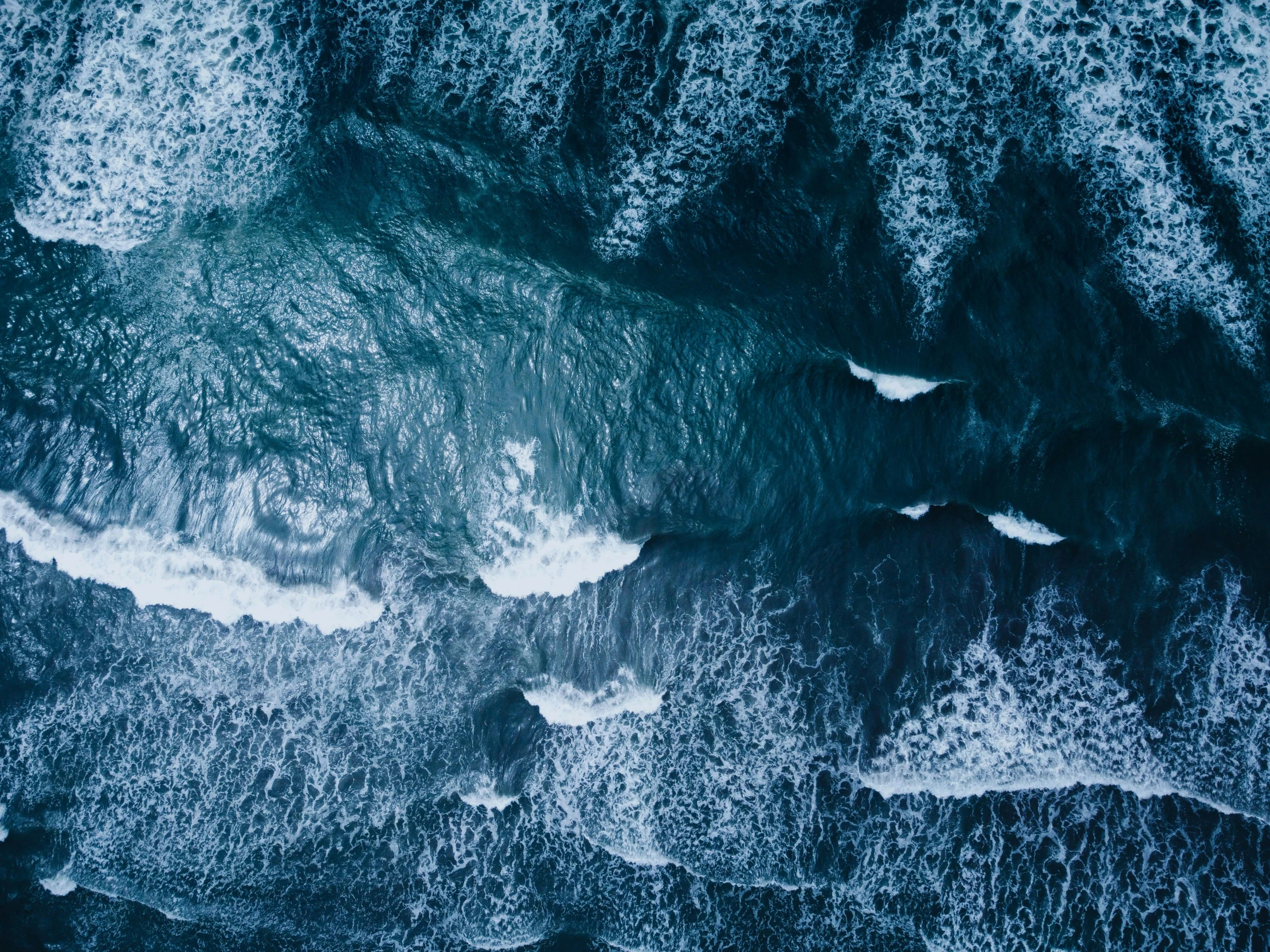 an overhead po of a ocean view with strong waves
